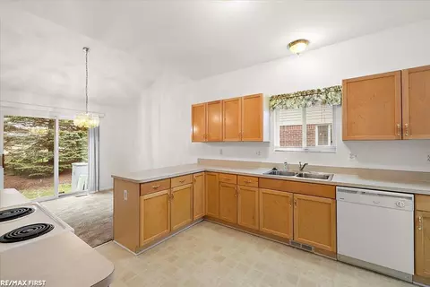 Kitchen - 52672 Sable #15, Macomb, MI 48042 photo 4 of 5