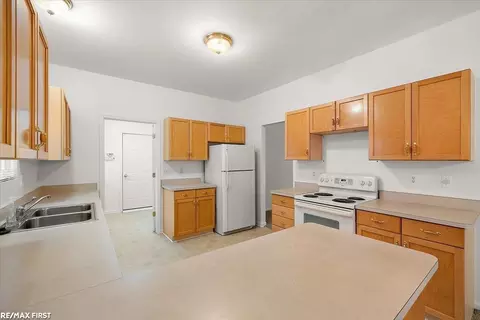 Kitchen - 52672 Sable #15, Macomb, MI 48042 photo 3 of 5