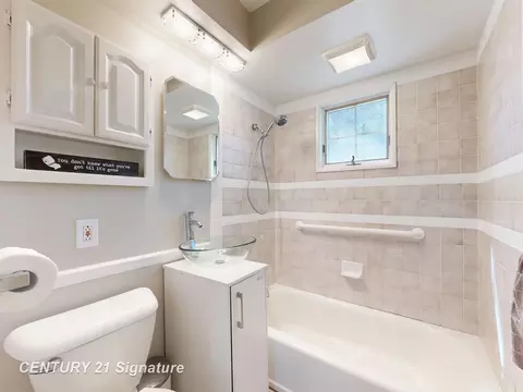 Bath - 535 Warren, Flushing, MI 48433 photo 1 of 5