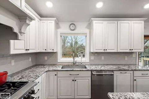Kitchen - 9800 Coon Hill Rd, Munith, MI 49259 photo 6 of 8