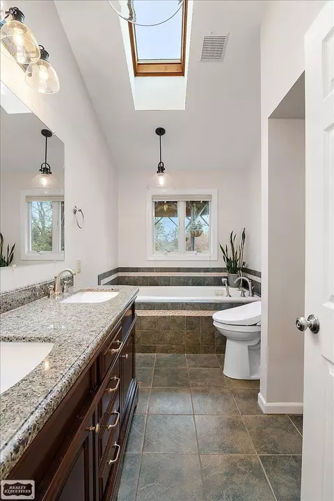 Bath - 9800 Coon Hill Rd, Munith, MI 49259 photo 4 of 8