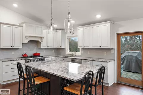 Kitchen - 9800 Coon Hill Rd, Munith, MI 49259 photo 4 of 8