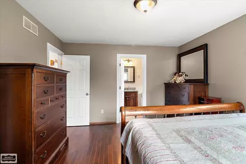 Bedroom - 9800 Coon Hill Rd, Munith, MI 49259 photo 2 of 6
