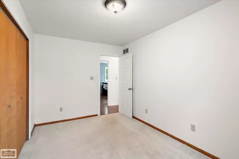 Bedroom - 9800 Coon Hill Rd, Munith, MI 49259 photo 4 of 6