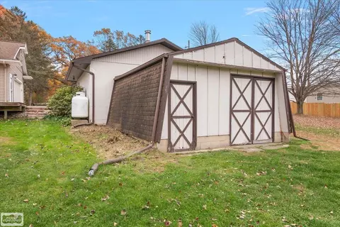 Exterior - 9800 Coon Hill Rd, Munith, MI 49259 photo 11 of 15