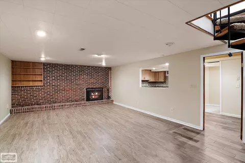 Living - 9800 Coon Hill Rd, Munith, MI 49259 photo 4 of 5