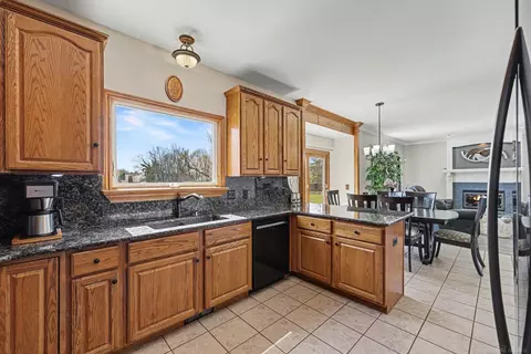 Kitchen - 56 Evaline Dr, Troy, MI 48085 photo 5 of 5