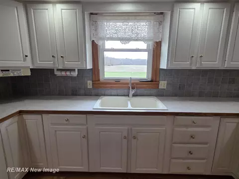 Kitchen - 8781 N State, Chesaning, MI 48616 photo 6 of 6
