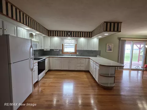 Kitchen - 8781 N State, Chesaning, MI 48616 photo 4 of 6