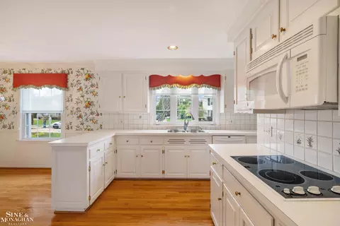 Kitchen - 72 S Duval, Grosse Pointe Shores, MI 48236 photo 1 of 6