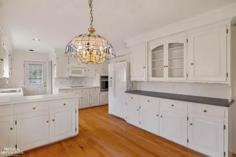 Kitchen - 72 S Duval, Grosse Pointe Shores, MI 48236 photo 4 of 6