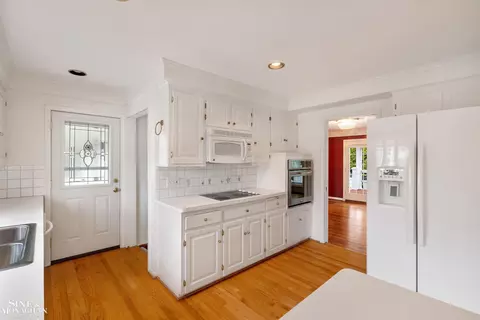Kitchen - 72 S Duval, Grosse Pointe Shores, MI 48236 photo 2 of 6
