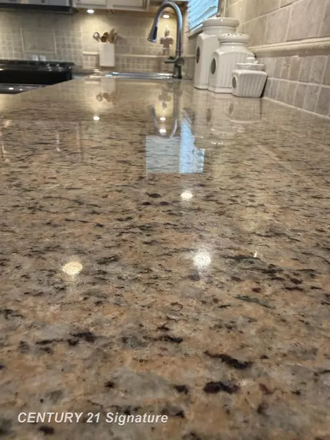 Kitchen - 5405 River Rdg, Flushing, MI 48433 photo 6 of 7