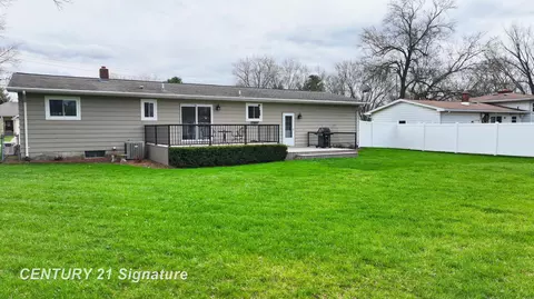 Exterior - 5405 River Rdg, Flushing, MI 48433 photo 7 of 10