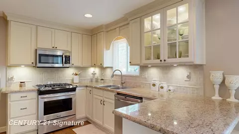 Kitchen - 5405 River Rdg, Flushing, MI 48433 photo 3 of 7