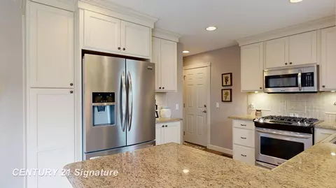 Kitchen - 5405 River Rdg, Flushing, MI 48433 photo 2 of 7