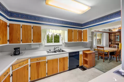 Kitchen - 1170 Hillcrest, Temperance, MI 48182 photo 2 of 2
