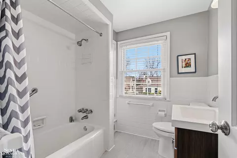 Bath - 171 Moran, Grosse Pointe Farms, MI 48236 photo 4 of 5