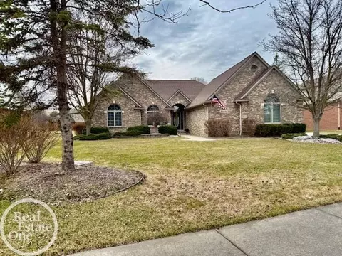 54941 Danielle, New Baltimore, MI 48047