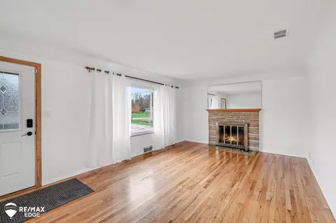 Living - 3005 Lanning, Flint, MI 48506 photo 1 of 2