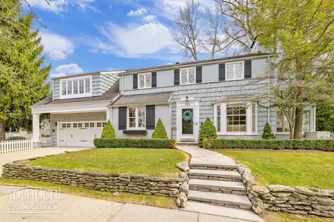 370 Country Clb, Grosse Pointe Farms, MI 48236