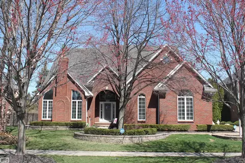 20316 Huron Dr, Clinton Township, MI 48038