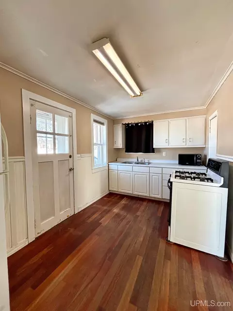 Kitchen - 160 N Lilac, Ishpeming, MI 49849 photo 5 of 10
