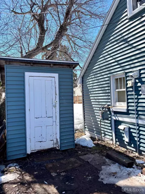 Exterior - 160 N Lilac, Ishpeming, MI 49849 photo 6 of 8
