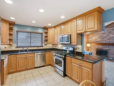 Kitchen - 47431 Kathleen, Macomb, MI 48044 photo 3 of 13
