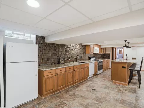 Kitchen - 47431 Kathleen, Macomb, MI 48044 photo 13 of 13