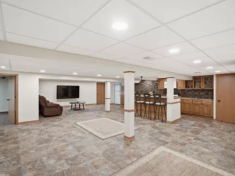 Living - 47431 Kathleen, Macomb, MI 48044 photo 6 of 7