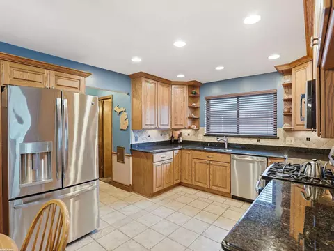 Kitchen - 47431 Kathleen, Macomb, MI 48044 photo 5 of 13