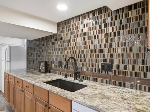 Kitchen - 47431 Kathleen, Macomb, MI 48044 photo 11 of 13