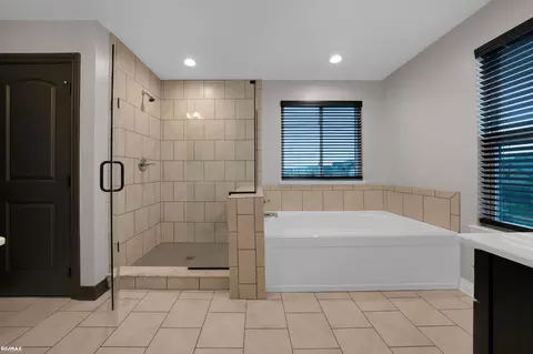 Bath - 55553 Morgan, Macomb, MI 48042 photo 3 of 5