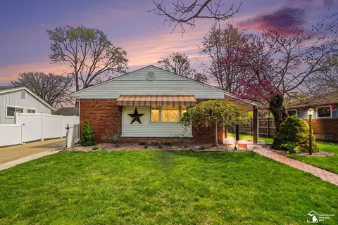 2515 Boxford, Trenton, MI 48183