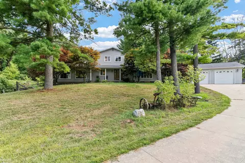 1061 Rose Ctr, Fenton, MI 48430