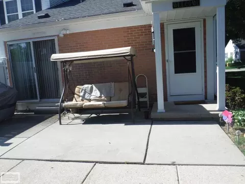 24395 Meadowbridge, Clinton Township, MI 48035