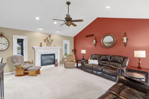 Living - 8094 Flintlock, Mount Morris, MI 48458 photo 3 of 4
