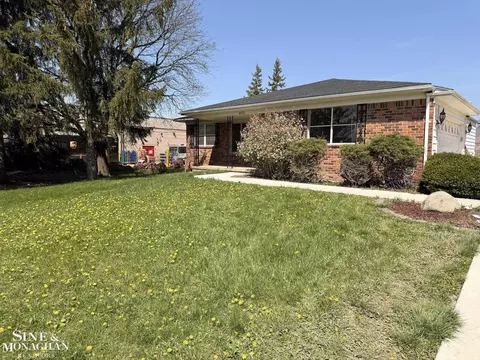 6655 Lee Crst, West Bloomfield, MI 48322