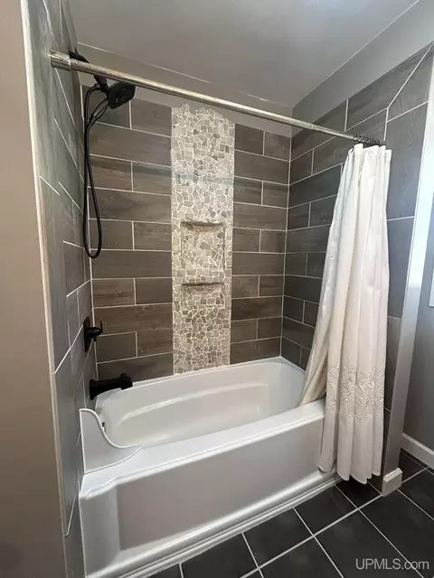 Bath - e9506 Prospect Street, Munising, MI 49862 photo 3 of 4
