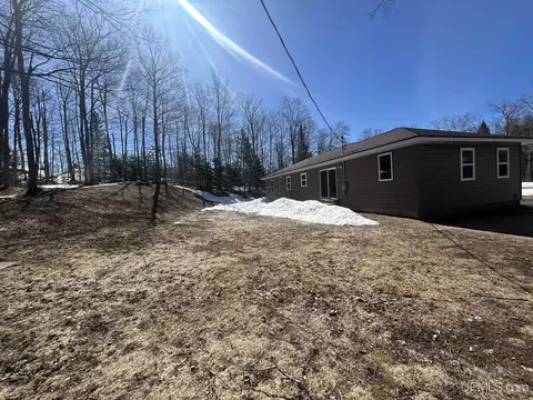 Exterior - e9506 Prospect Street, Munising, MI 49862 photo 3 of 4