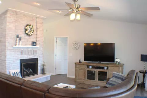 Living - 2151 Heather, Gladwin, MI 48624 photo 2 of 5