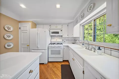 Kitchen - 926 Hidden, Grosse Pointe Woods, MI 48236 photo 2 of 2