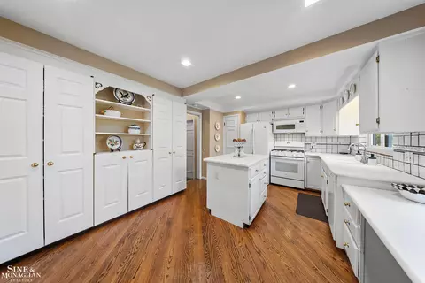 Kitchen - 926 Hidden, Grosse Pointe Woods, MI 48236 photo 1 of 2