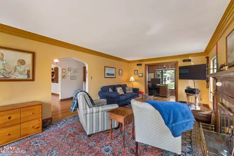 Living - 854 Pemberton, Grosse Pointe Park, MI 48230 photo 2 of 4