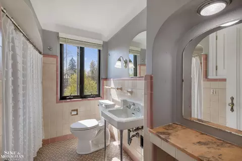 Bath - 854 Pemberton, Grosse Pointe Park, MI 48230 photo 1 of 2