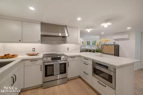 Kitchen - 319 Beaupre, Grosse Pointe Farms, MI 48236 photo 7 of 8