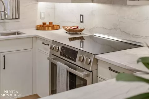 Kitchen - 319 Beaupre, Grosse Pointe Farms, MI 48236 photo 5 of 8