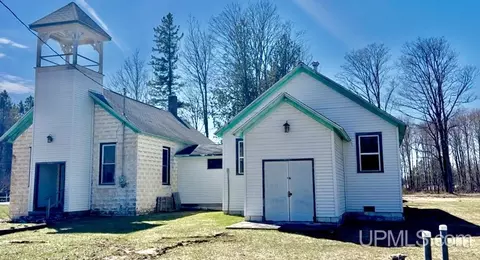 10625 N 5, Gladstone, MI 49837