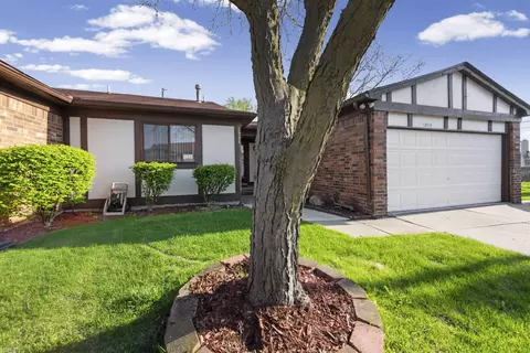 13510 Angela Dr, Warren, MI 48088